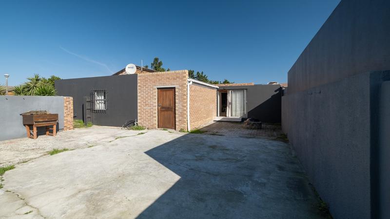 4 Bedroom Property for Sale in Glenwood Western Cape